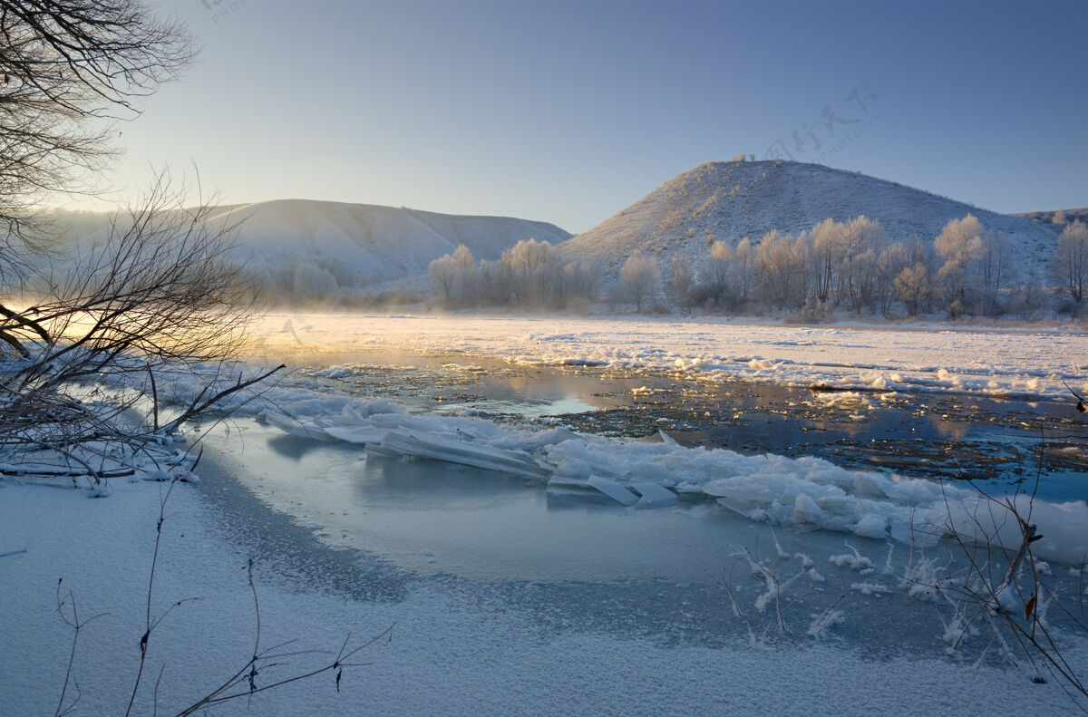 自然从山坡和大浮冰冻结河流河风景天空