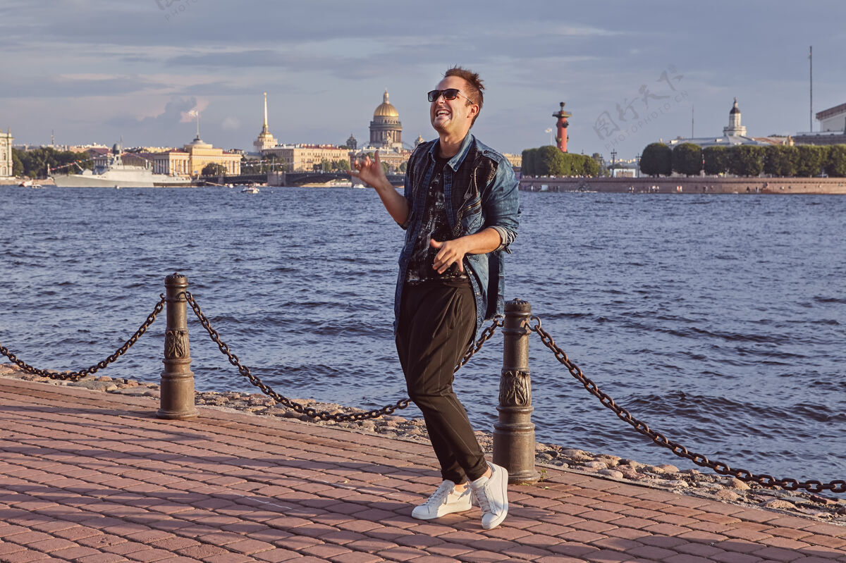 白天这位20岁的男子在圣彼得堡的涅瓦河畔跳舞运动鞋水年轻