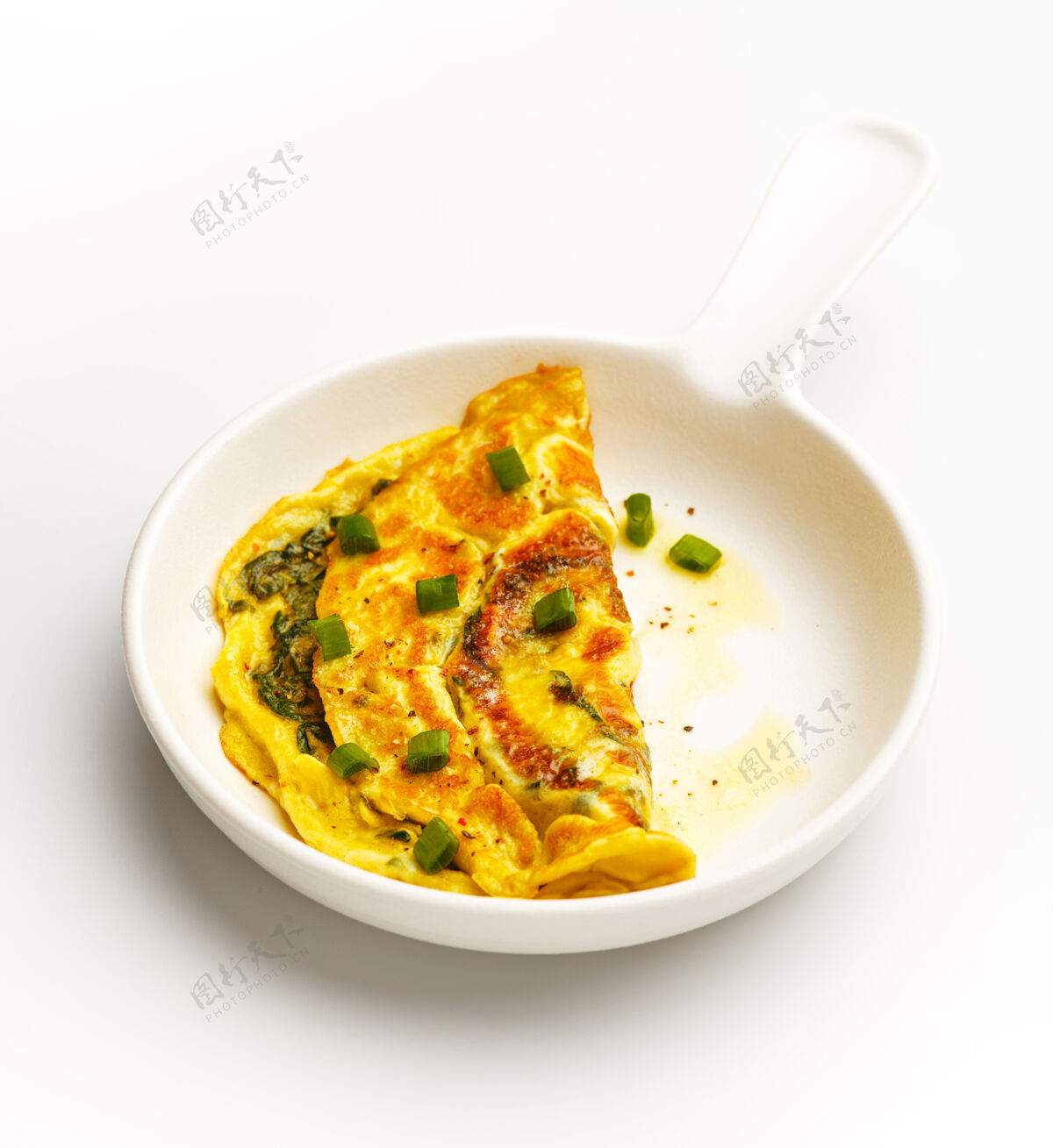 膳食在白锅里放菠菜 葱和樱桃番茄煎蛋卷早餐烹饪鸡蛋