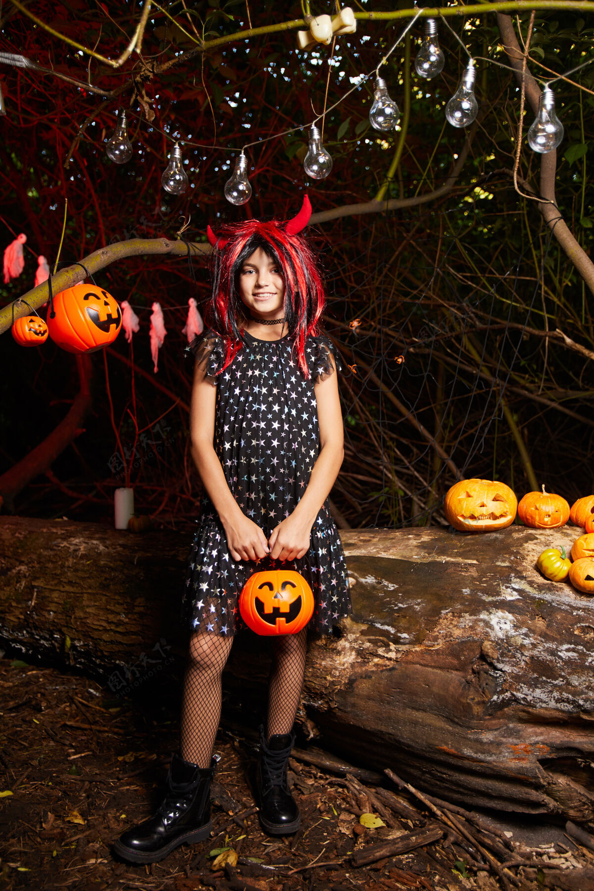 恐怖在黑暗中站在万圣节派对上穿着魔鬼服装的小女孩的画像幽灵服装夜晚