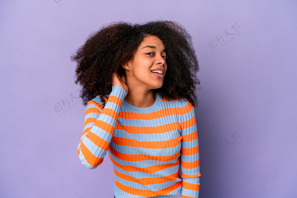 交流年轻的非洲裔美国卷发女子在紫色的尝试听八卦女性黑人休闲