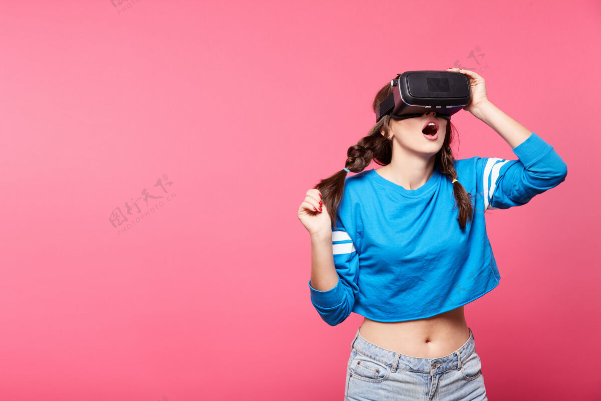 未来粉红墙的漂亮模特模特漂亮虚拟现实