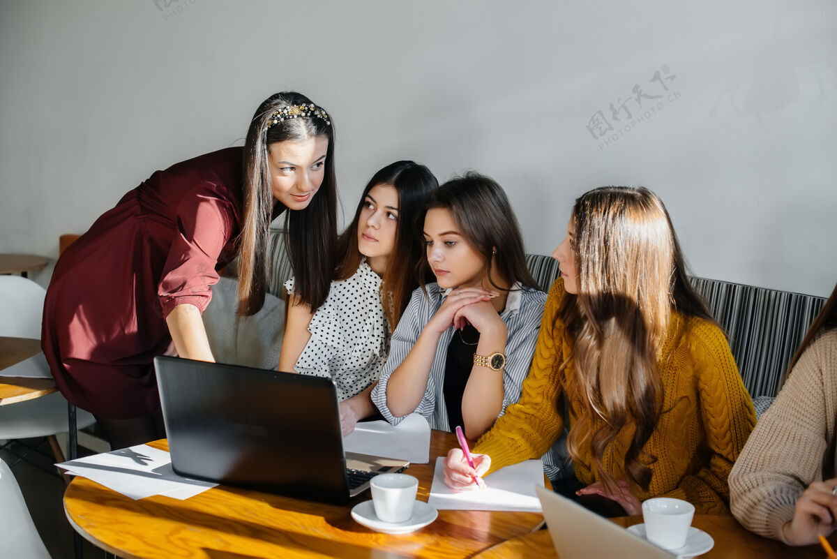金融一群年轻女孩坐在办公室的电脑前 讨论项目 在线交流和培训工作项目教育