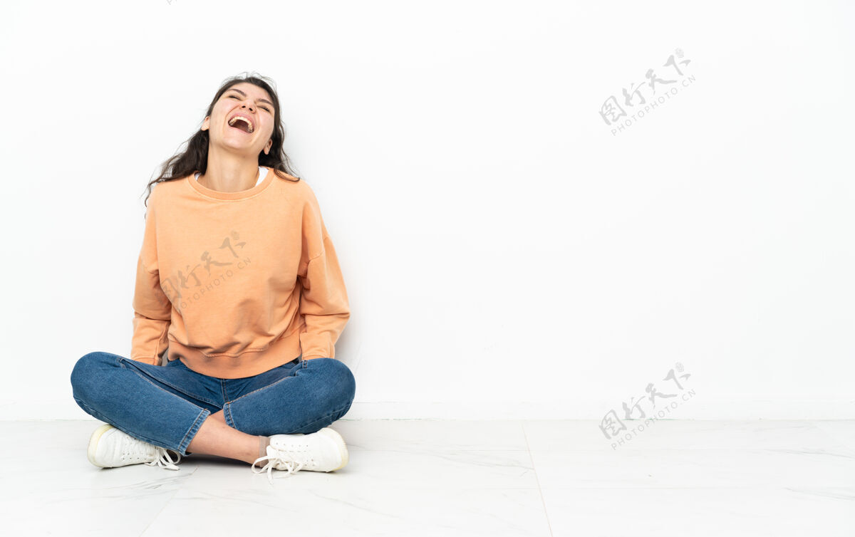 女性坐在地板上笑的俄罗斯少女黑发座位地板