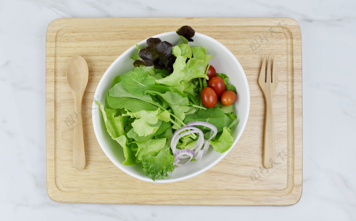 视图新鲜绿叶和蔬菜沙拉的俯视图橄榄碗晚餐