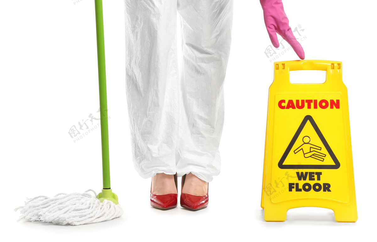 家庭穿着防护服的家庭主妇 带着拖把和白色的警告标志生物危害病毒清洁