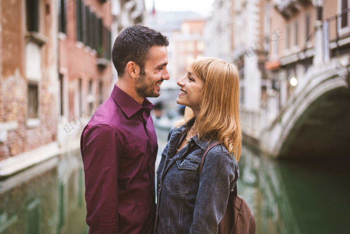 浪漫年轻夫妇在威尼斯游玩-游客在意大利旅游和观光威尼斯最相关的地标-关于生活方式 旅游 旅游的概念威尼斯地标旅游