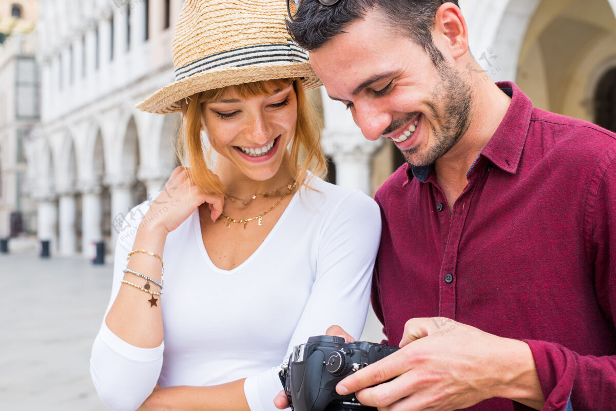 博客年轻夫妇在威尼斯游玩-游客在意大利旅游和观光威尼斯最相关的地标-关于生活方式 旅游 旅游的概念一起微笑男友