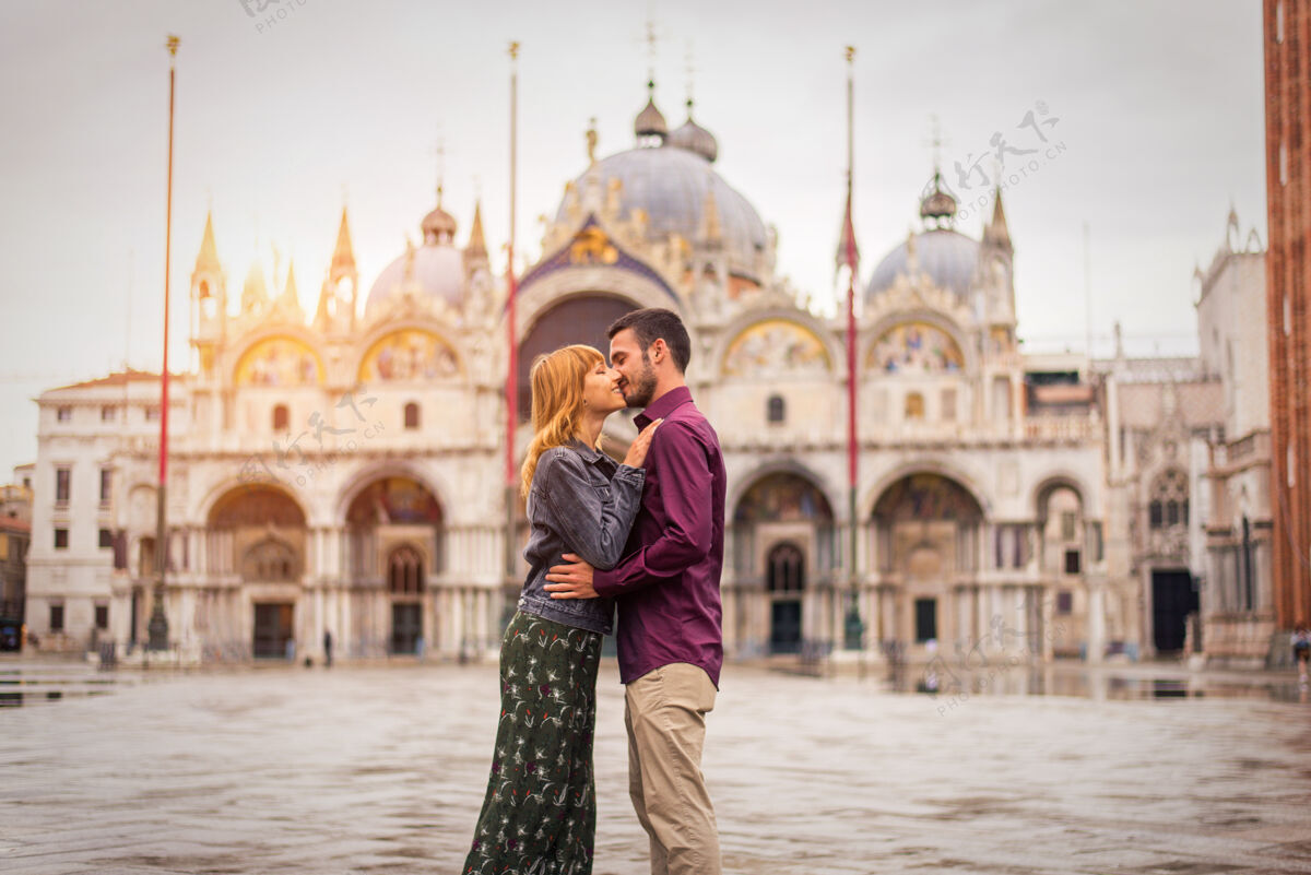 生活方式年轻夫妇在威尼斯游玩-游客在意大利旅游和观光威尼斯最相关的地标-关于生活方式 旅游 旅游的概念人旅游男人