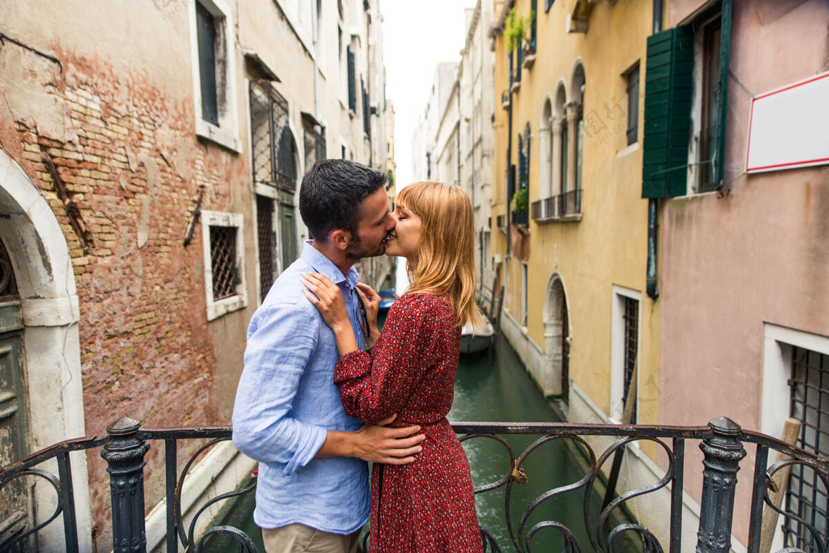 爱年轻夫妇在威尼斯游玩-游客在意大利旅游和观光威尼斯最相关的地标-关于生活方式 旅游 旅游的概念地标情侣旅游