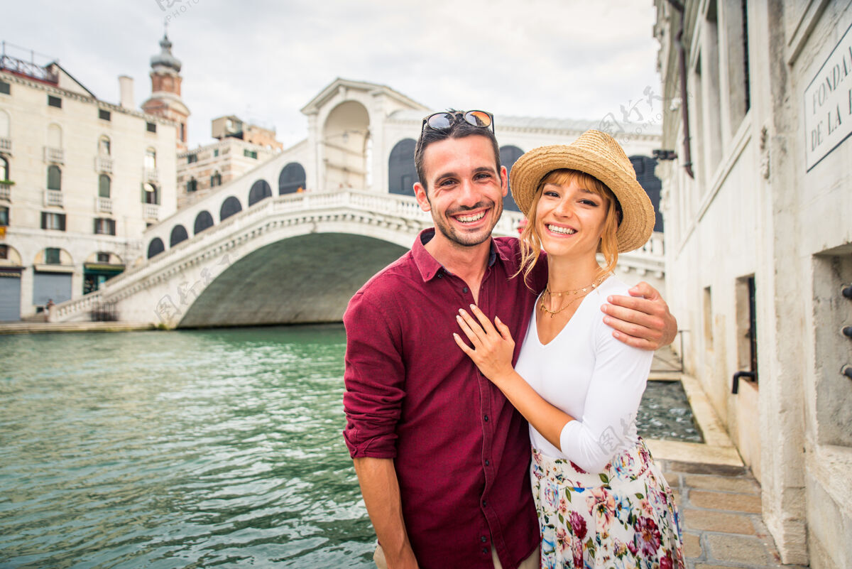 生活方式年轻夫妇在威尼斯游玩-游客在意大利旅游和观光威尼斯最相关的地标-关于生活方式 旅游 旅游的概念欧洲男人情人