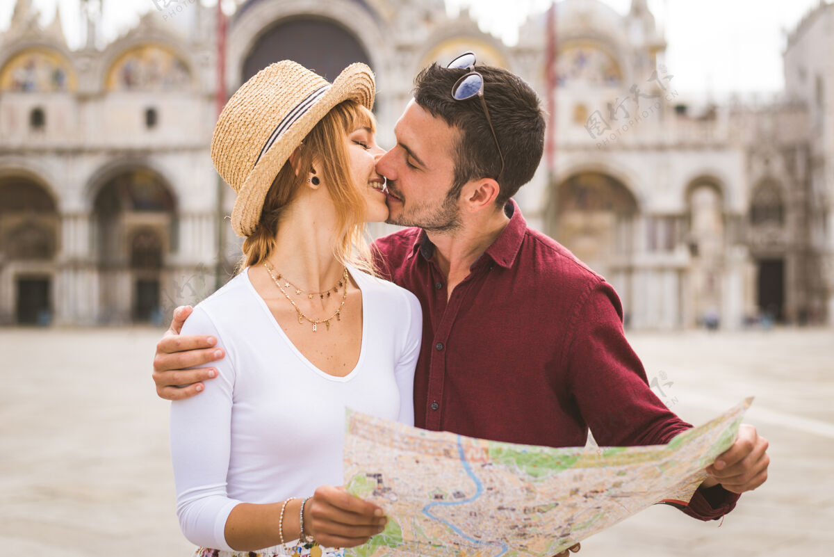 看年轻夫妇在威尼斯游玩-游客在意大利旅游和观光威尼斯最相关的地标-关于生活方式 旅游 旅游的概念博客大教堂男朋友