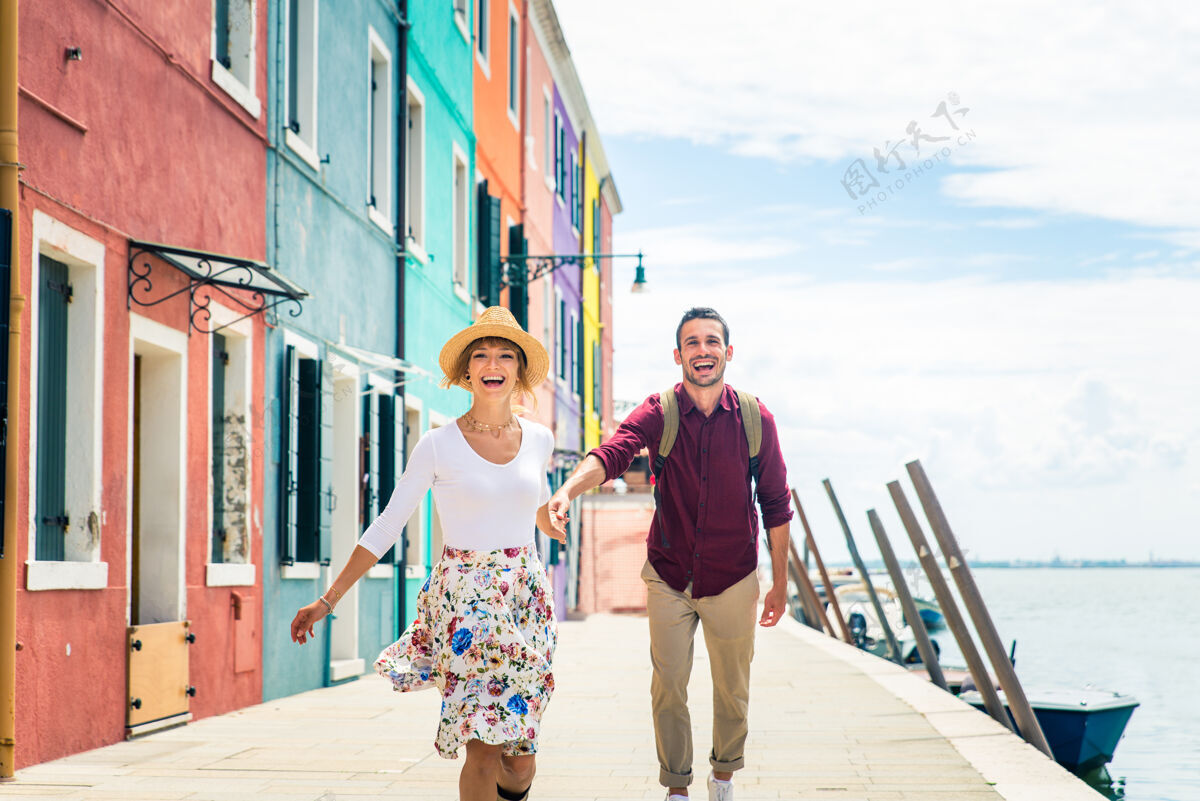 男朋友年轻夫妇在威尼斯游玩-游客在意大利旅游和观光威尼斯最相关的地标-关于生活方式 旅游 旅游的概念度假旅游旅游