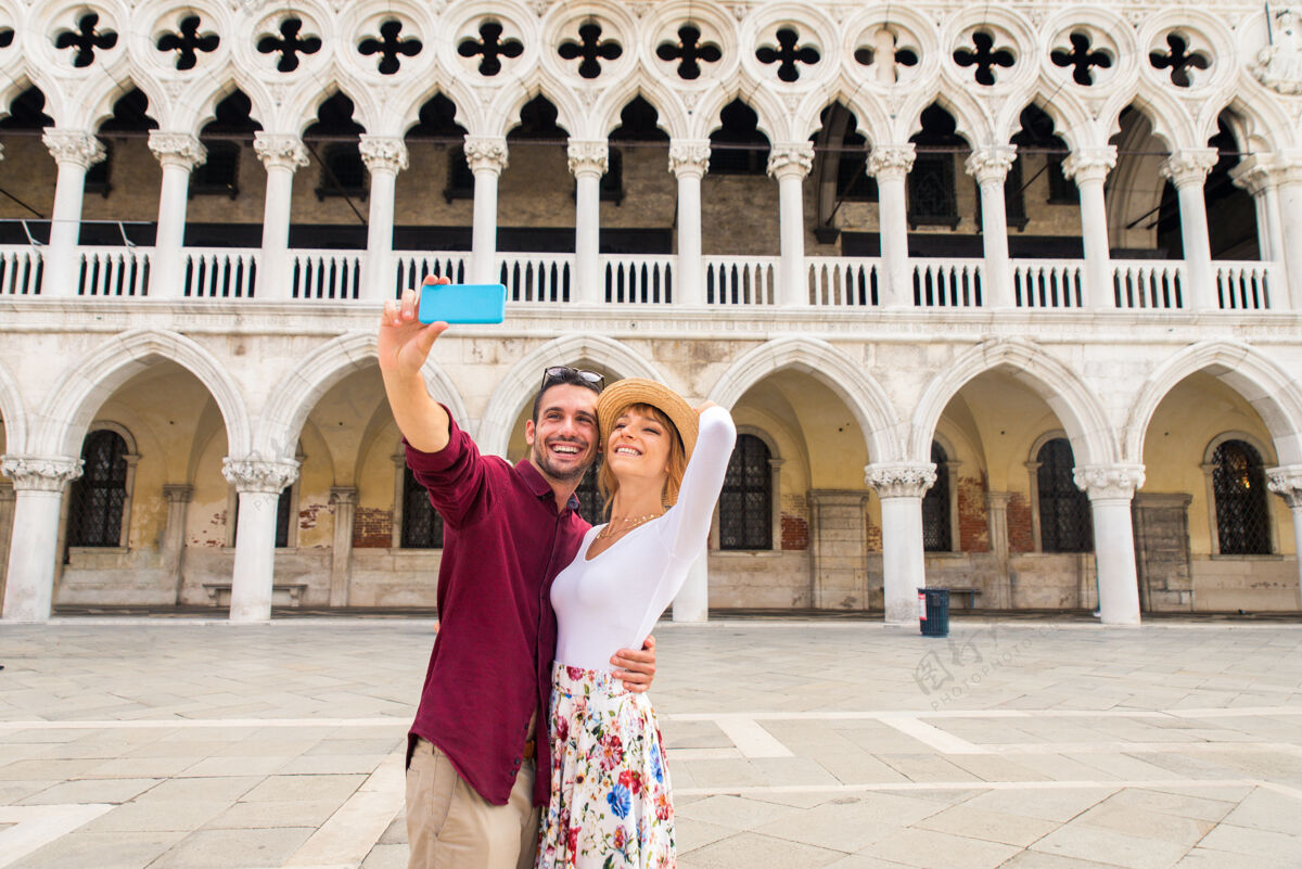 微笑年轻夫妇在威尼斯游玩-游客在意大利旅游和观光威尼斯最相关的地标-关于生活方式 旅游 旅游的概念观光情侣旅游