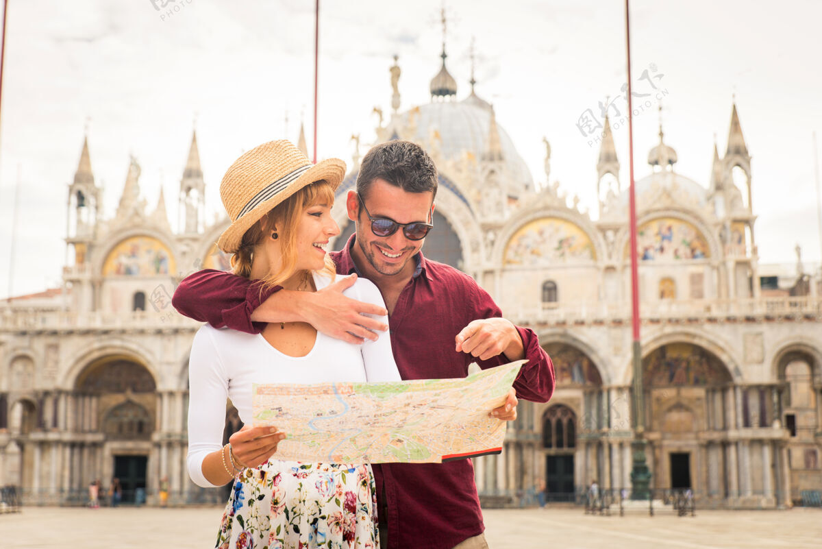 在一起年轻夫妇在威尼斯游玩-游客在意大利旅游和观光威尼斯最相关的地标-关于生活方式 旅游 旅游的概念城市人女孩
