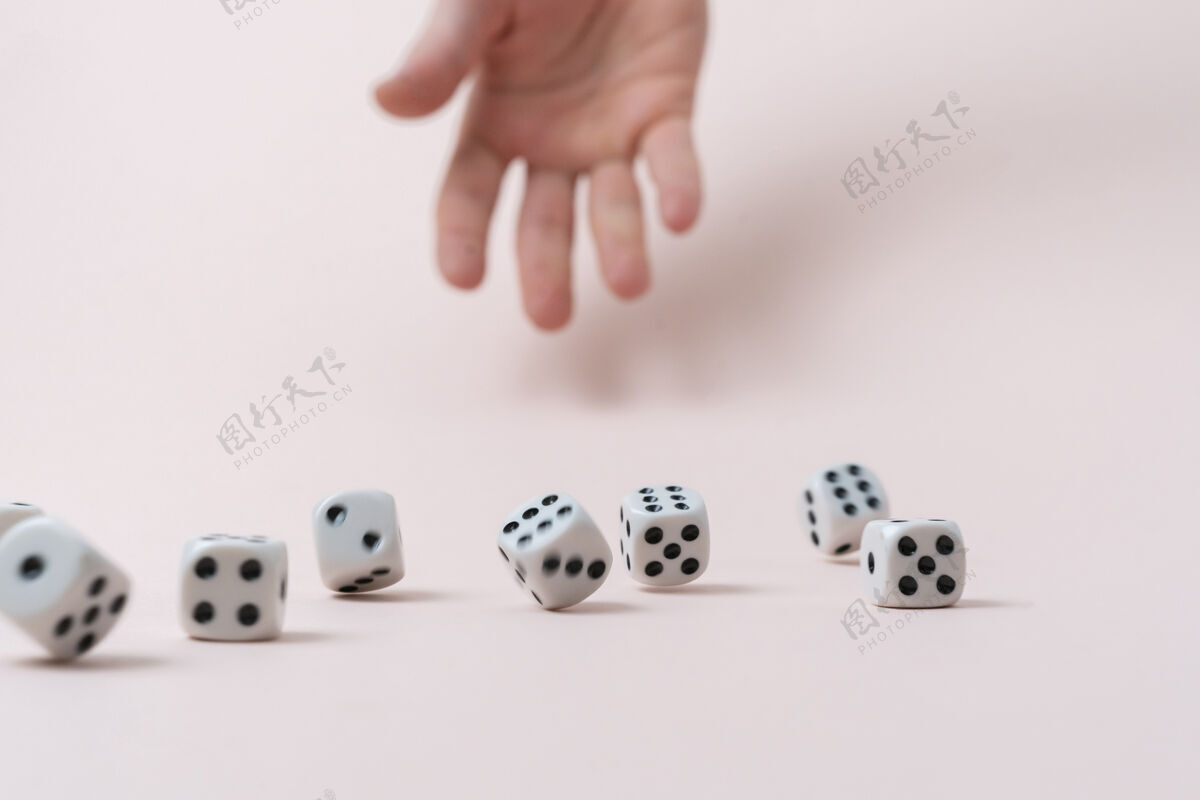 风险人的手在桌上掷骰子方块 赢赌博赌场立方体扔财富