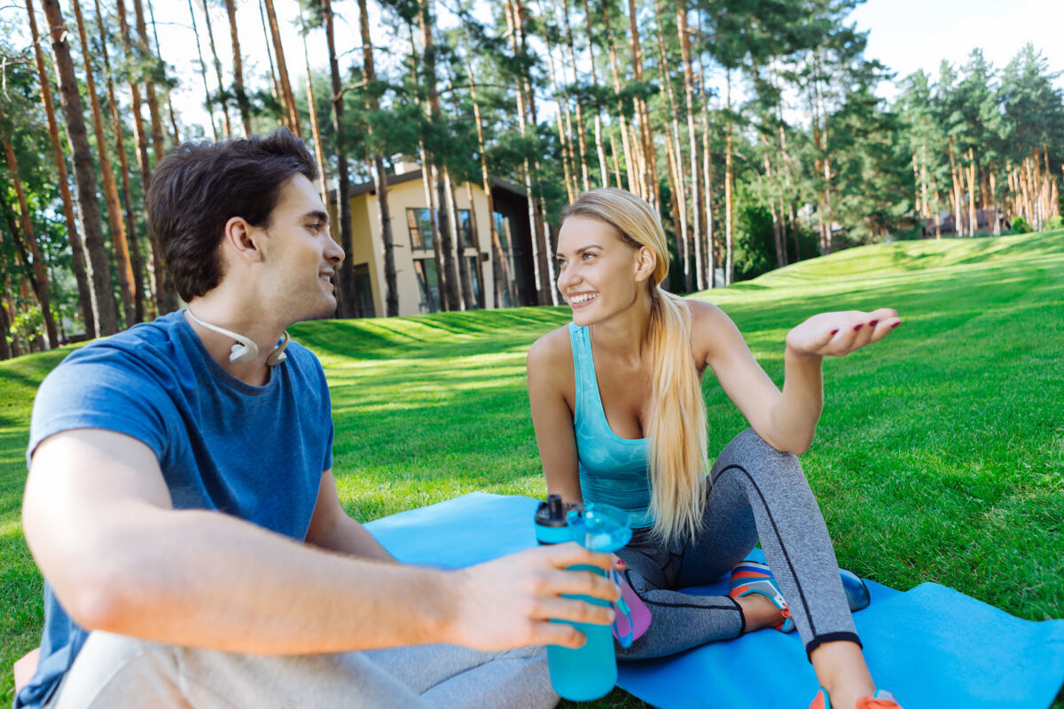 物理愉快的交流快乐的人坐在瑜伽垫上 一边愉快地交谈快乐锻炼运动