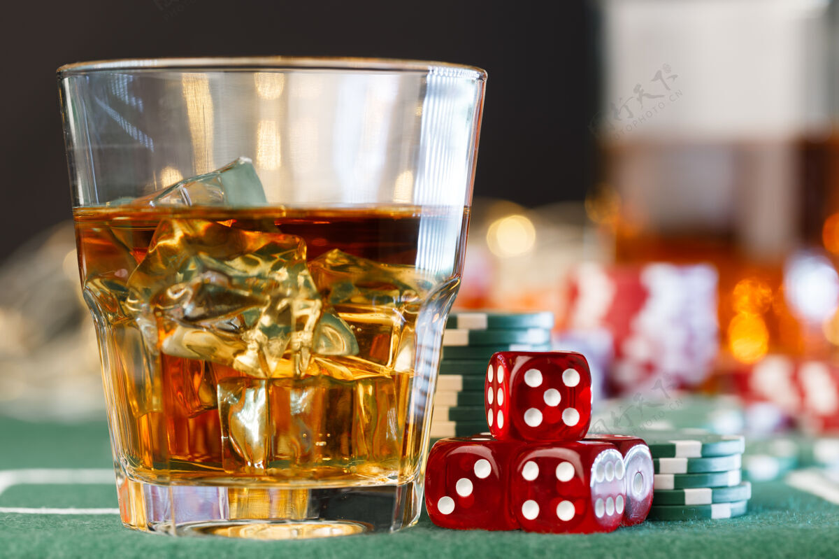 上瘾游戏筹码放在骰子和一杯威士忌旁边幸运运气扑克