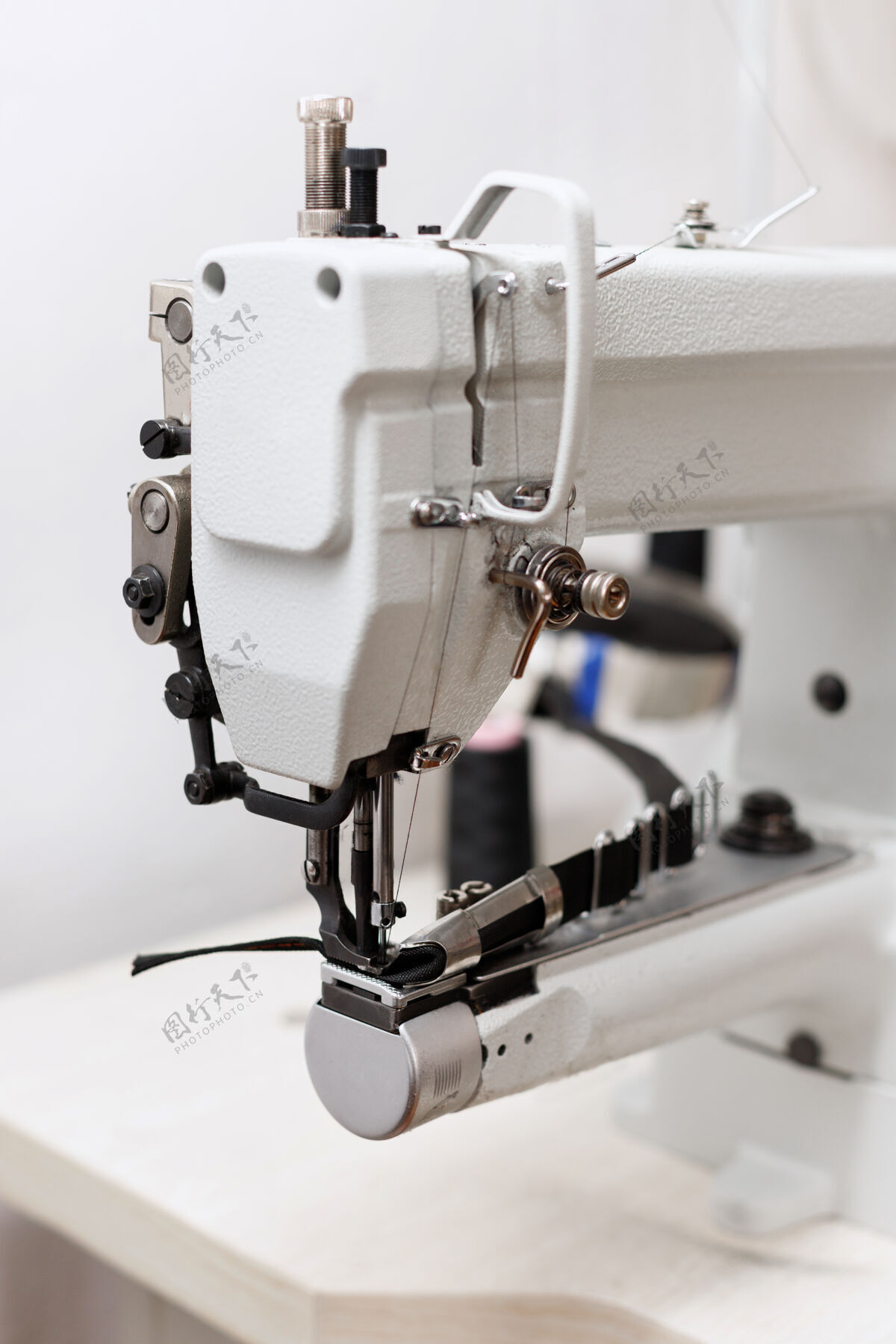 刺绣制衣厂的胶带机工作裁缝裁缝