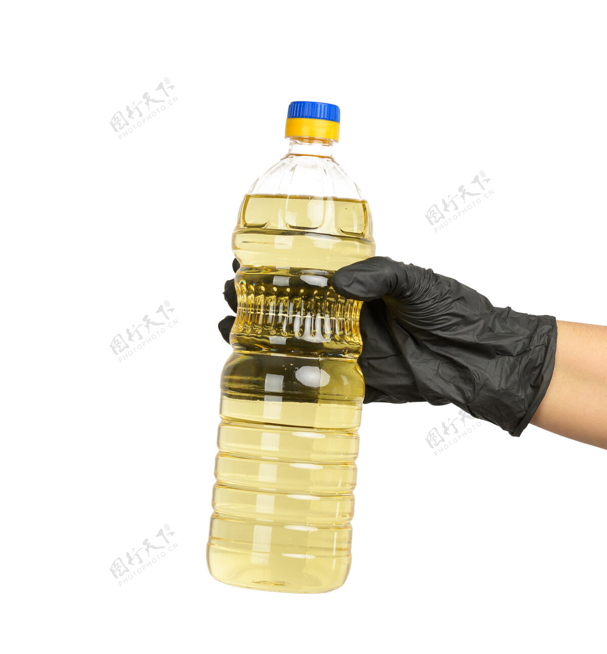 营养手里拿着向日葵油的透明塑料瓶 特写厨房透明瓶子