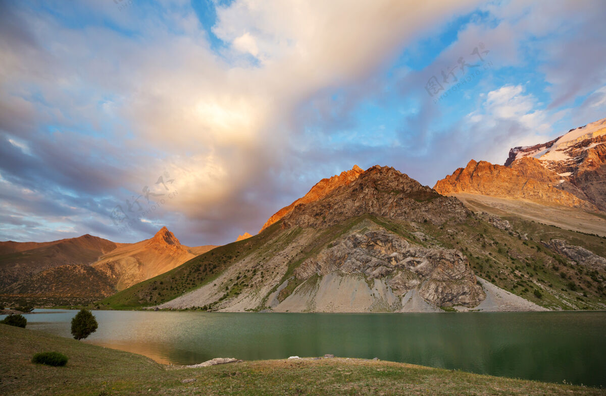 公园美丽宁静的湖泊在芬斯山脉（帕米尔的分支）在塔吉克斯坦湖泊惊艳宁静