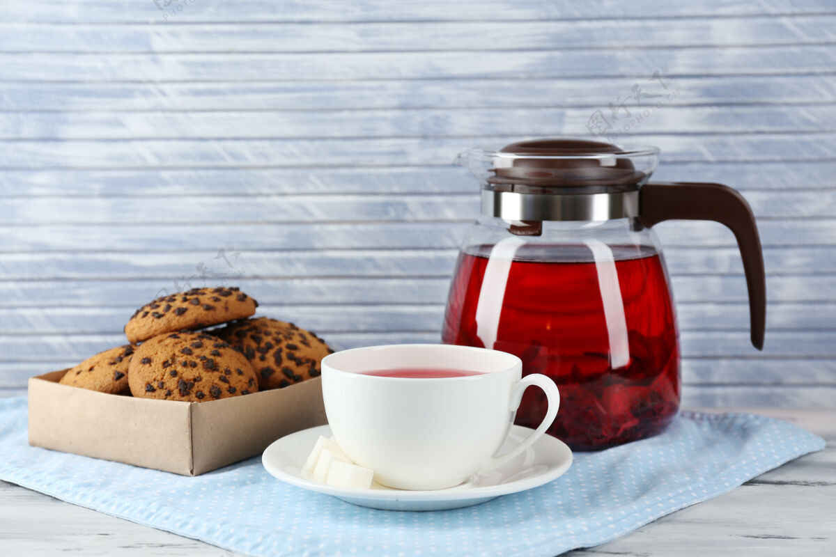 糖桌上有一罐凉茶和饼干自制的茶热的
