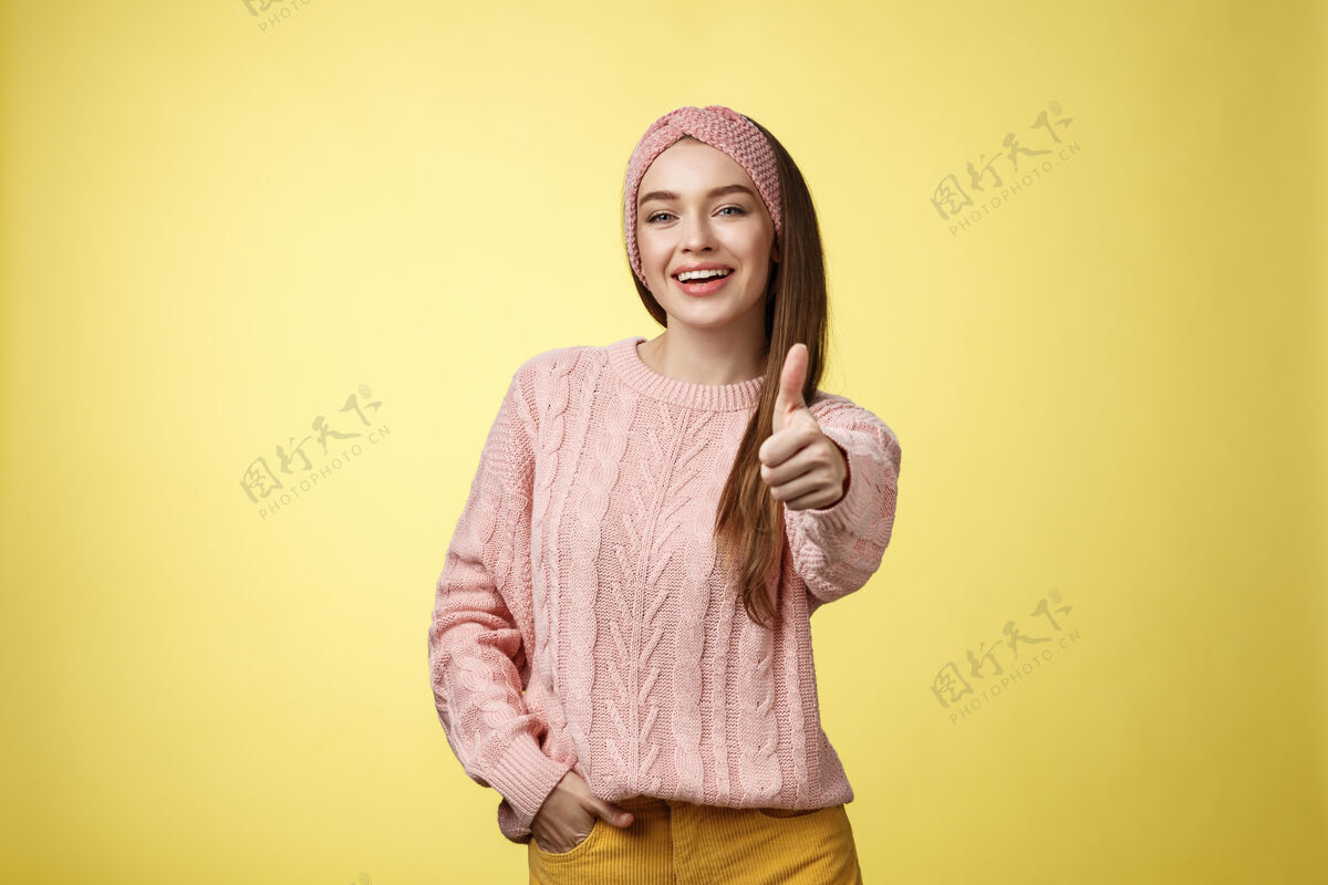 学生穿粉红色毛衣的女人同意客户女性