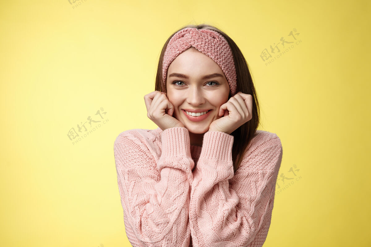 魅力穿粉红色毛衣的女人漂亮美丽女性