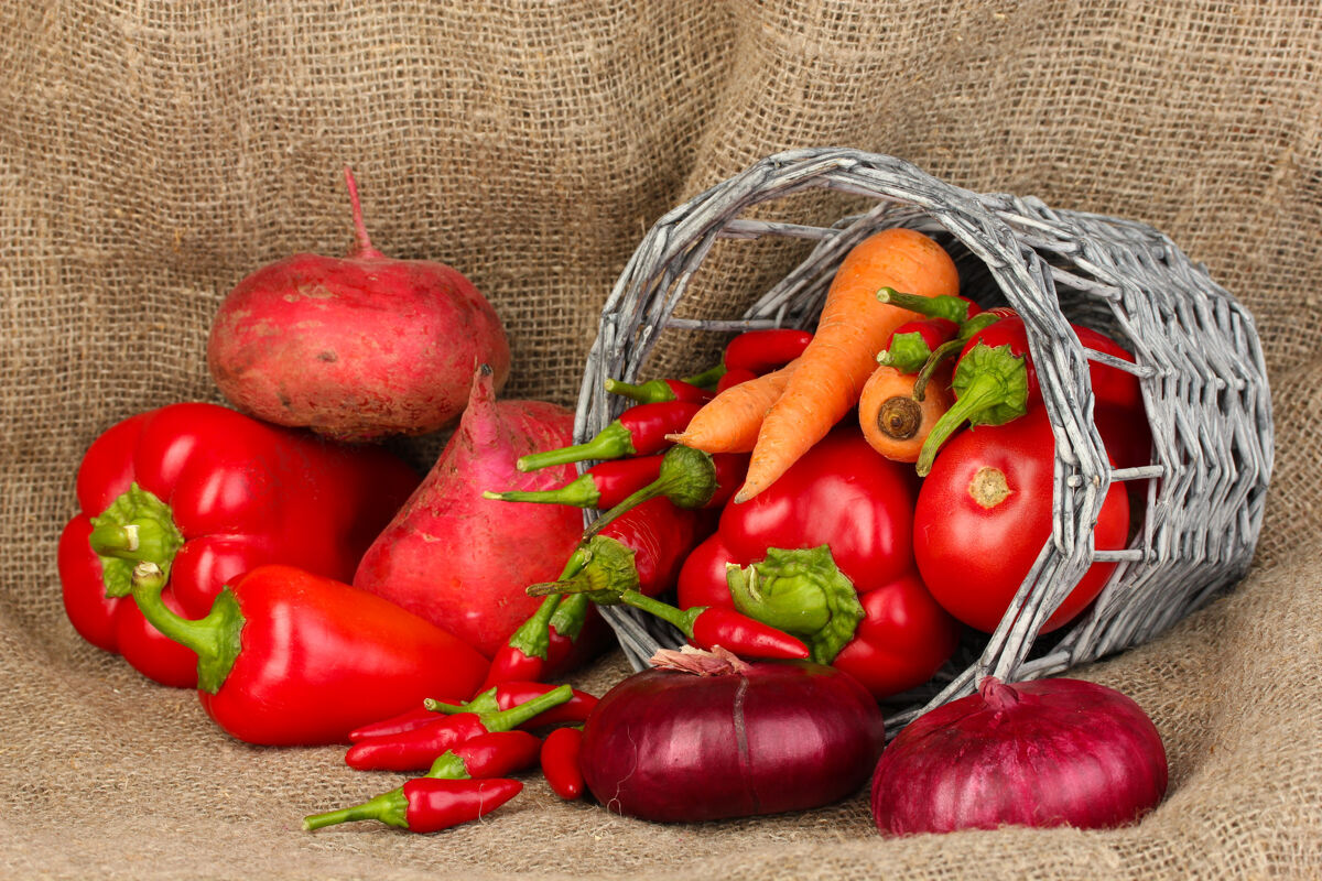 营养麻布上的鲜红蔬菜番茄篮子衣服