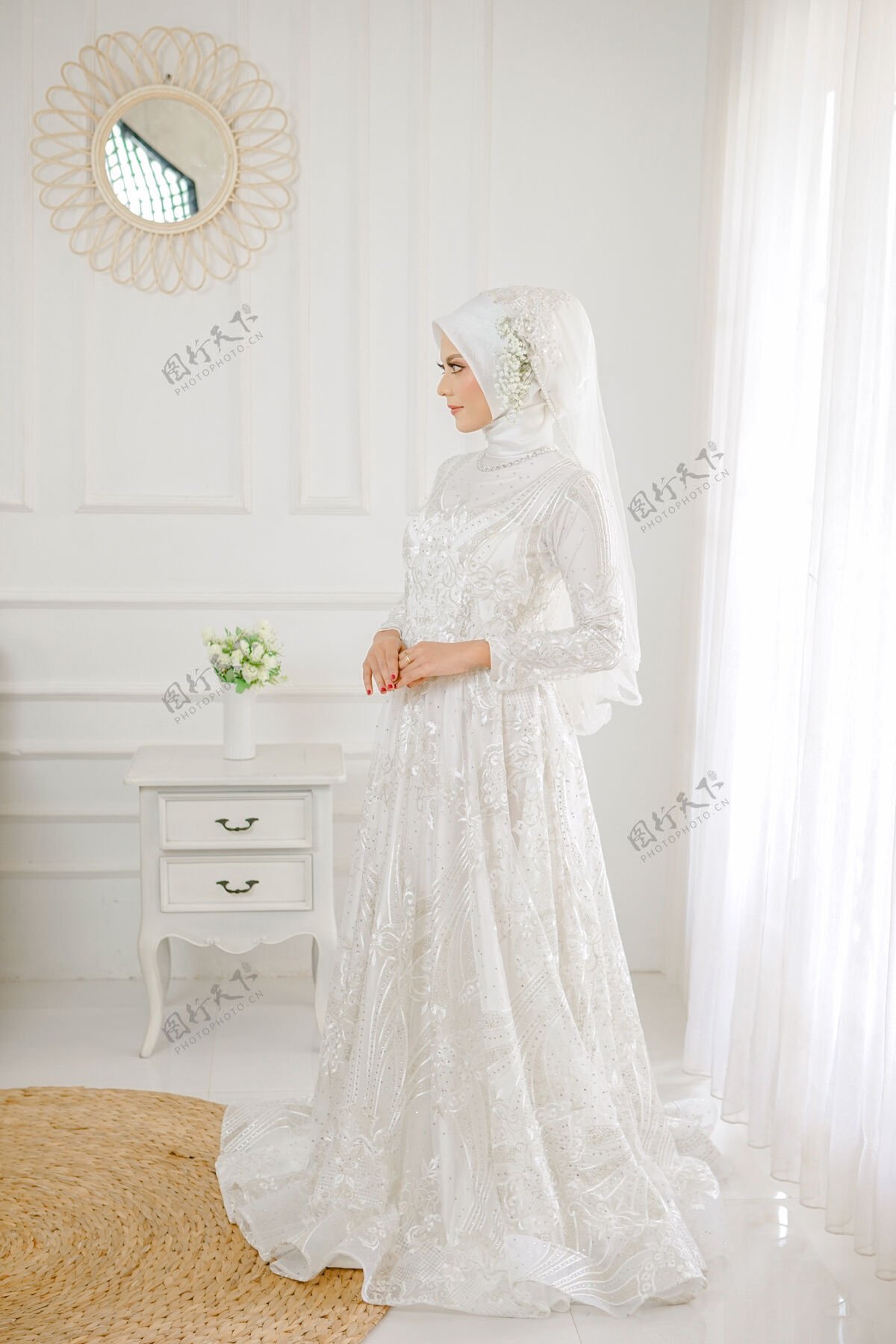 现代美丽的穆斯林妇女穿着白色婚纱的画像东方微笑人