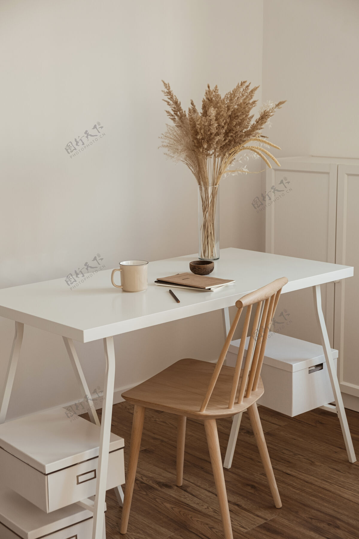 墙壁木质椅子 桌子 芦苇蒲草花束 马克杯 笔记本极简主义室内老板