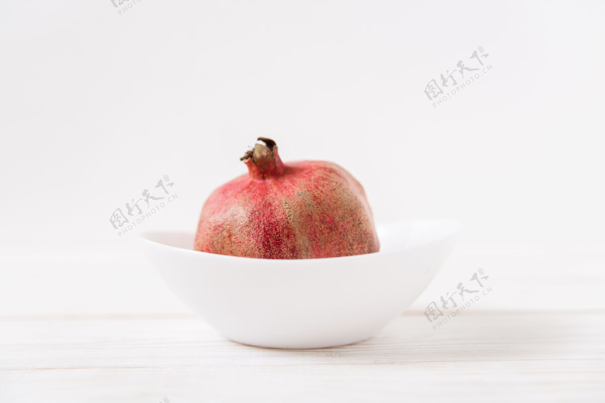 水果白盘子上的石榴食品抗氧化剂饮食