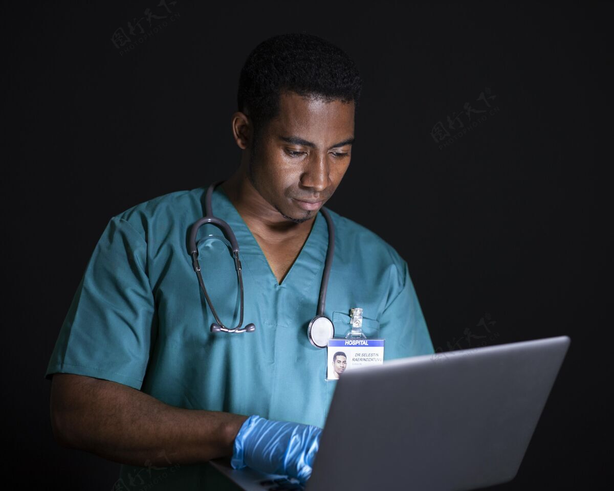 医疗保健医生在笔记本电脑上工作中枪健康专业医学健康