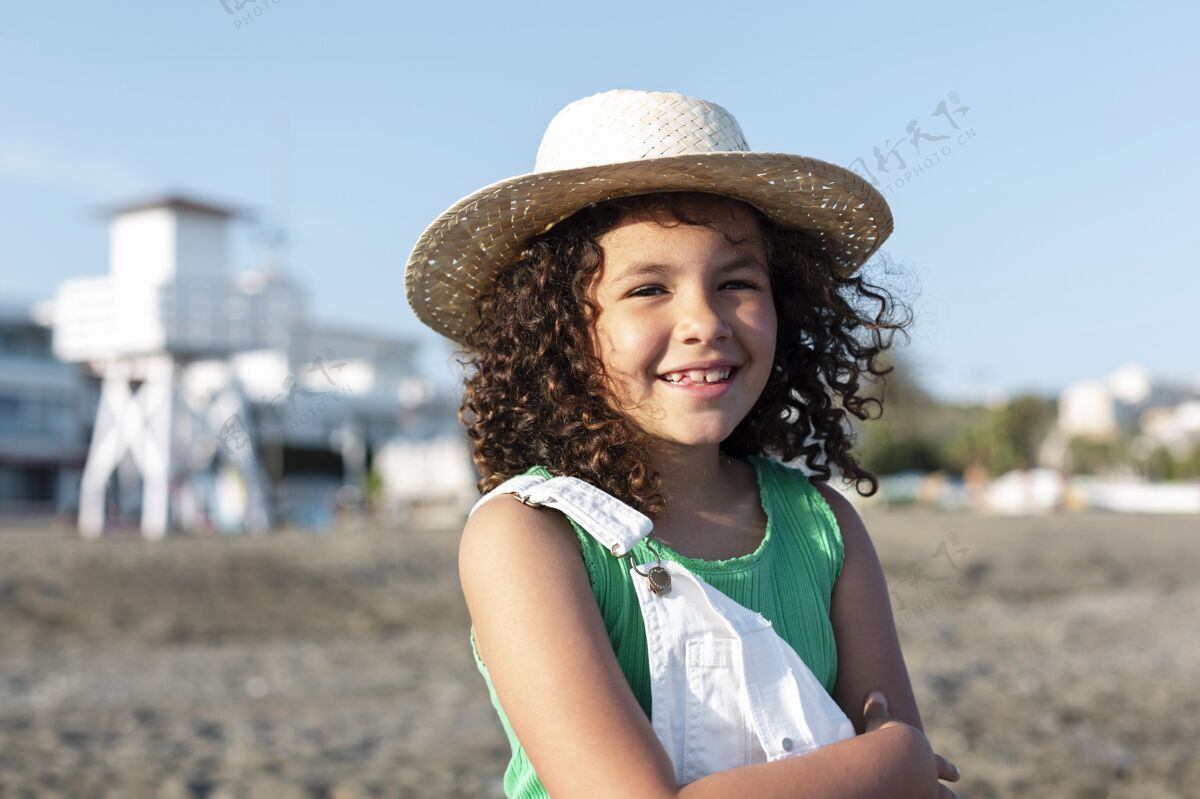 孩子沙滩上的快乐女孩夏天户外中镜头