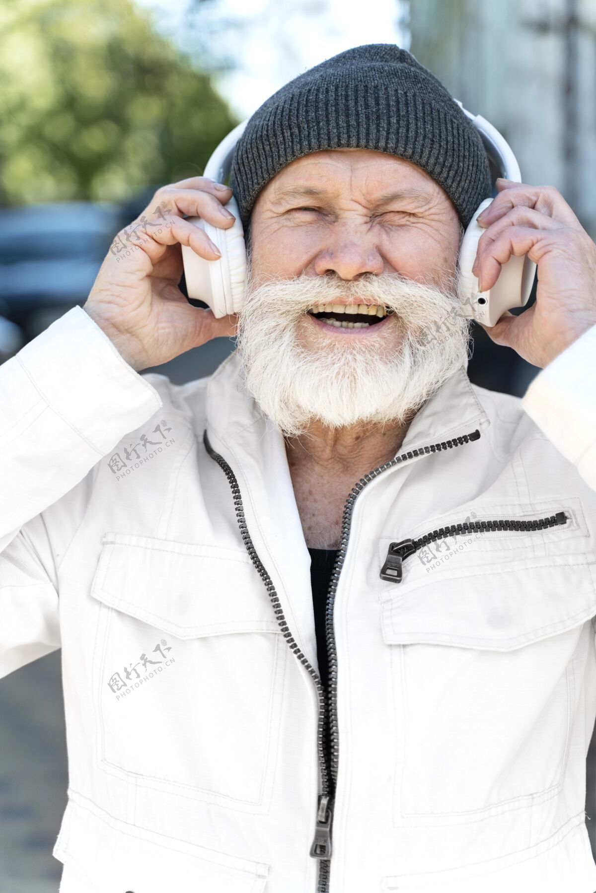 老年人戴着耳机的快乐男人生活方式男人老年人