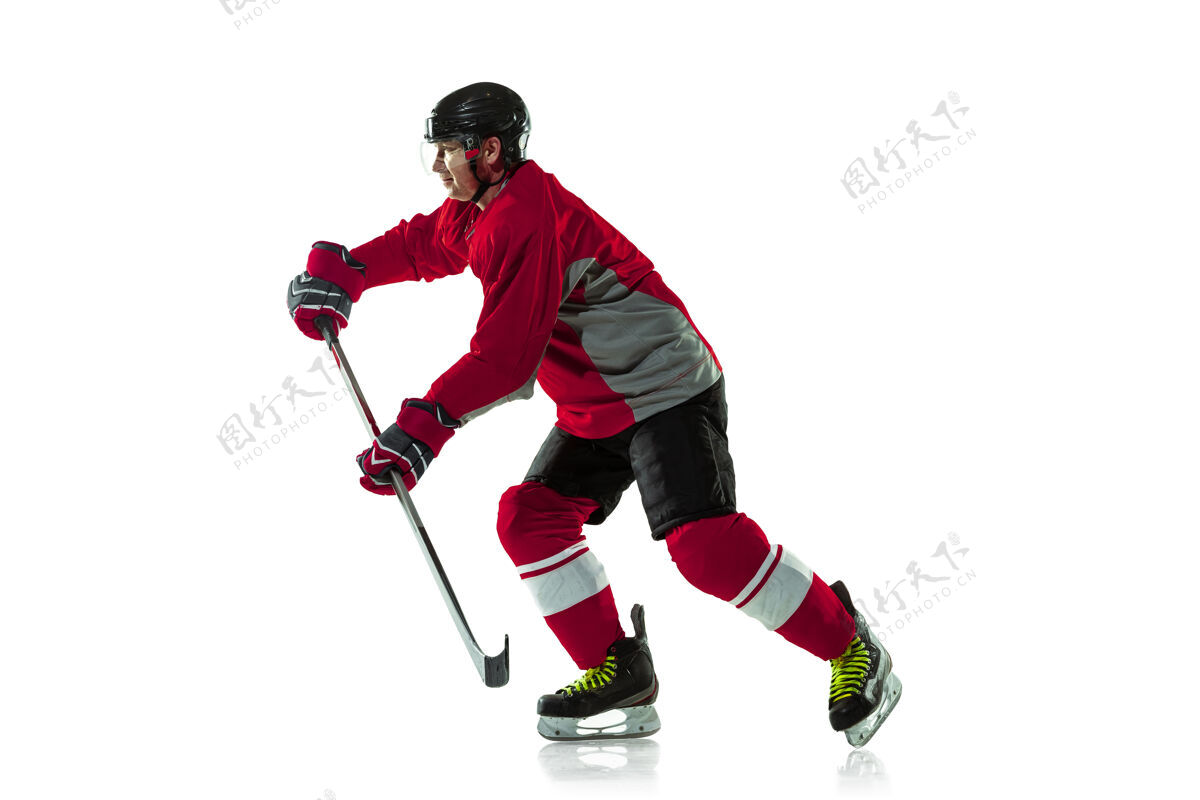 专业得分冰球场上有棍子和白色背景的男性冰球运动员运动员穿着装备和头盔练习运动的概念 健康的生活方式 运动 运动 动作快速装备装备