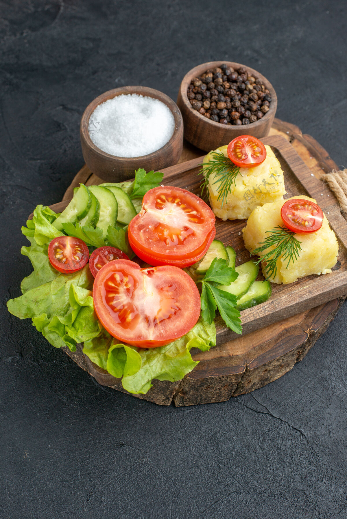 沙拉切碎的和整个新鲜蔬菜的正面视图切菜板上的奶酪和黑色表面上的香料排骨蔬菜新鲜蔬菜