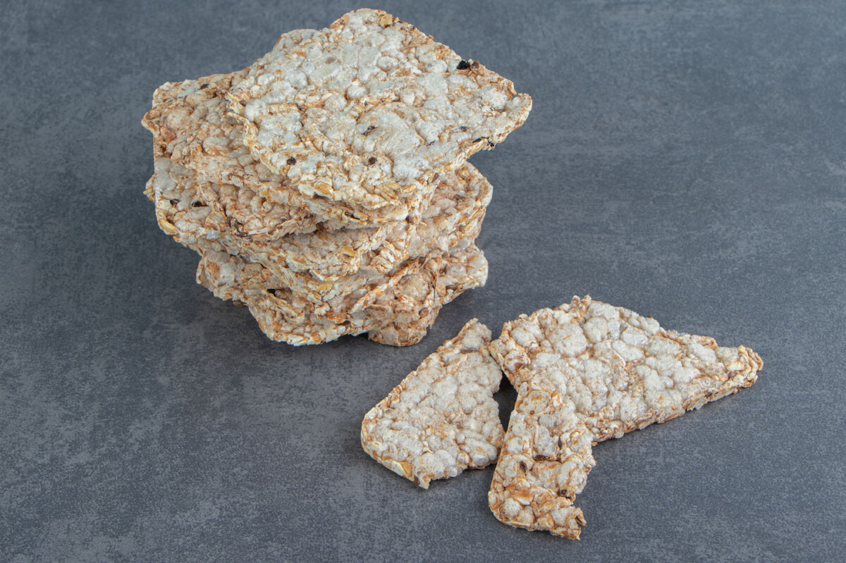 脆酥脆的方形米饭华夫饼放在大理石上脆面包谷物饼干