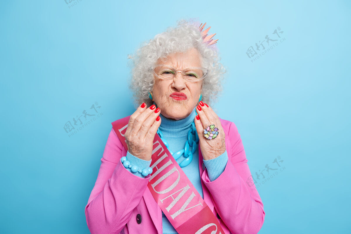 享受时尚的老妇人的画像灰色卷发撅嘴红唇让不开心的格里斯穿着时髦的衣服和小皇冠在头上庆祝伯赫迪想永远年轻消极不满优雅
