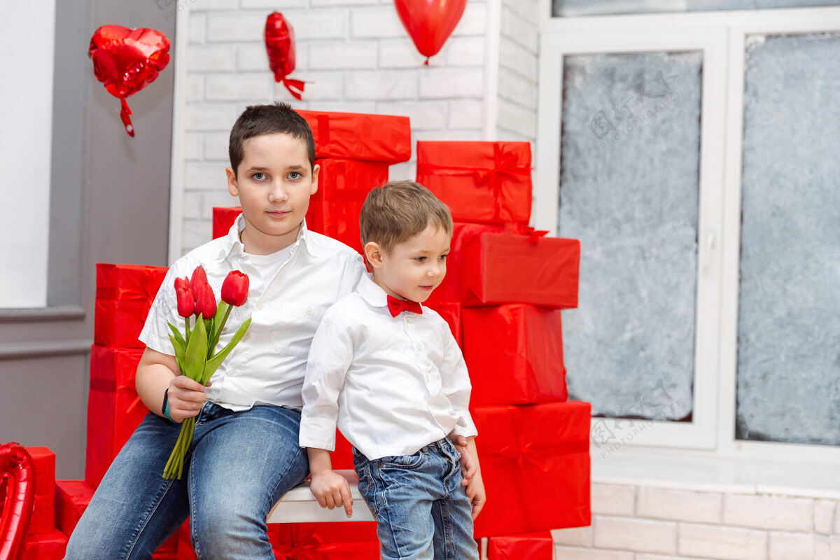礼物用母亲节或生日祝贺妈妈两个漂亮的孩子室内微笑礼品盒