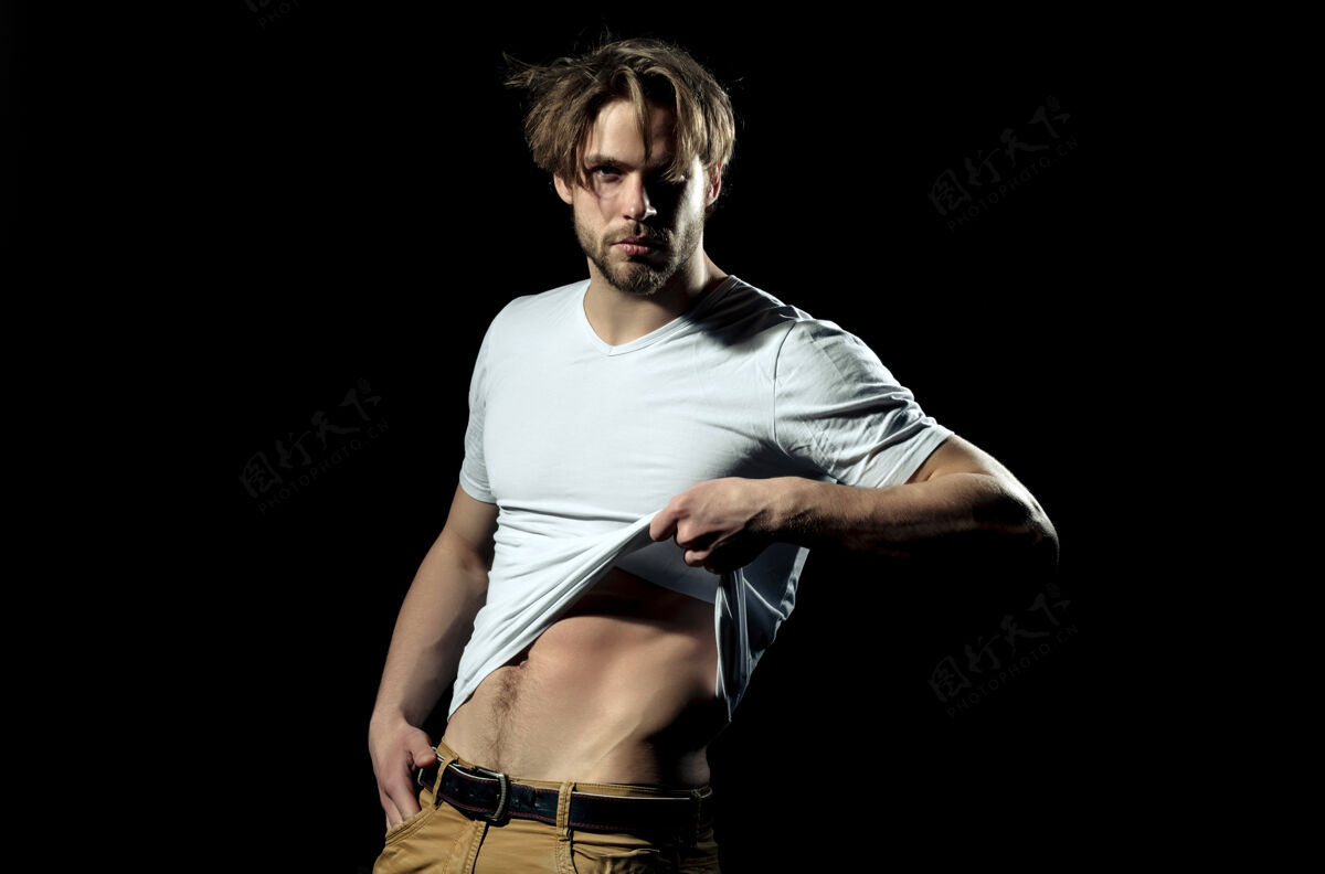 男朋友性感的男人在白色T恤显示性感 肌肉躯干裸体性感男性