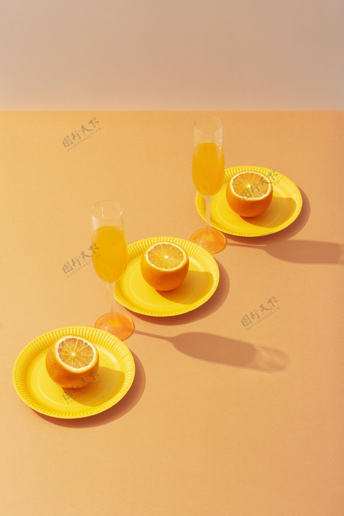 组成高角度的饮料和橙子静物玻璃安排