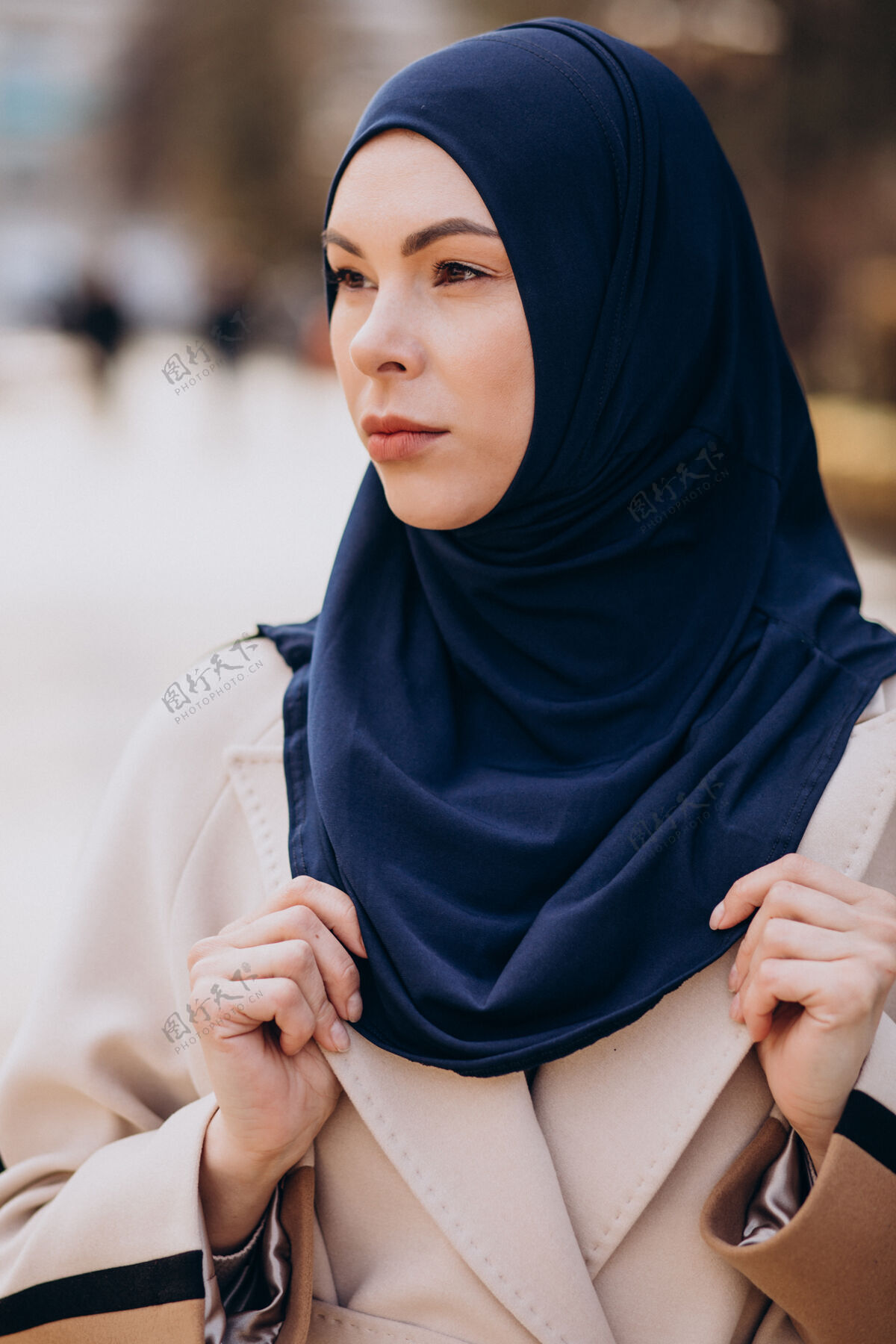 穆斯林现代穆斯林妇女戴头巾走在街上头巾自信民族