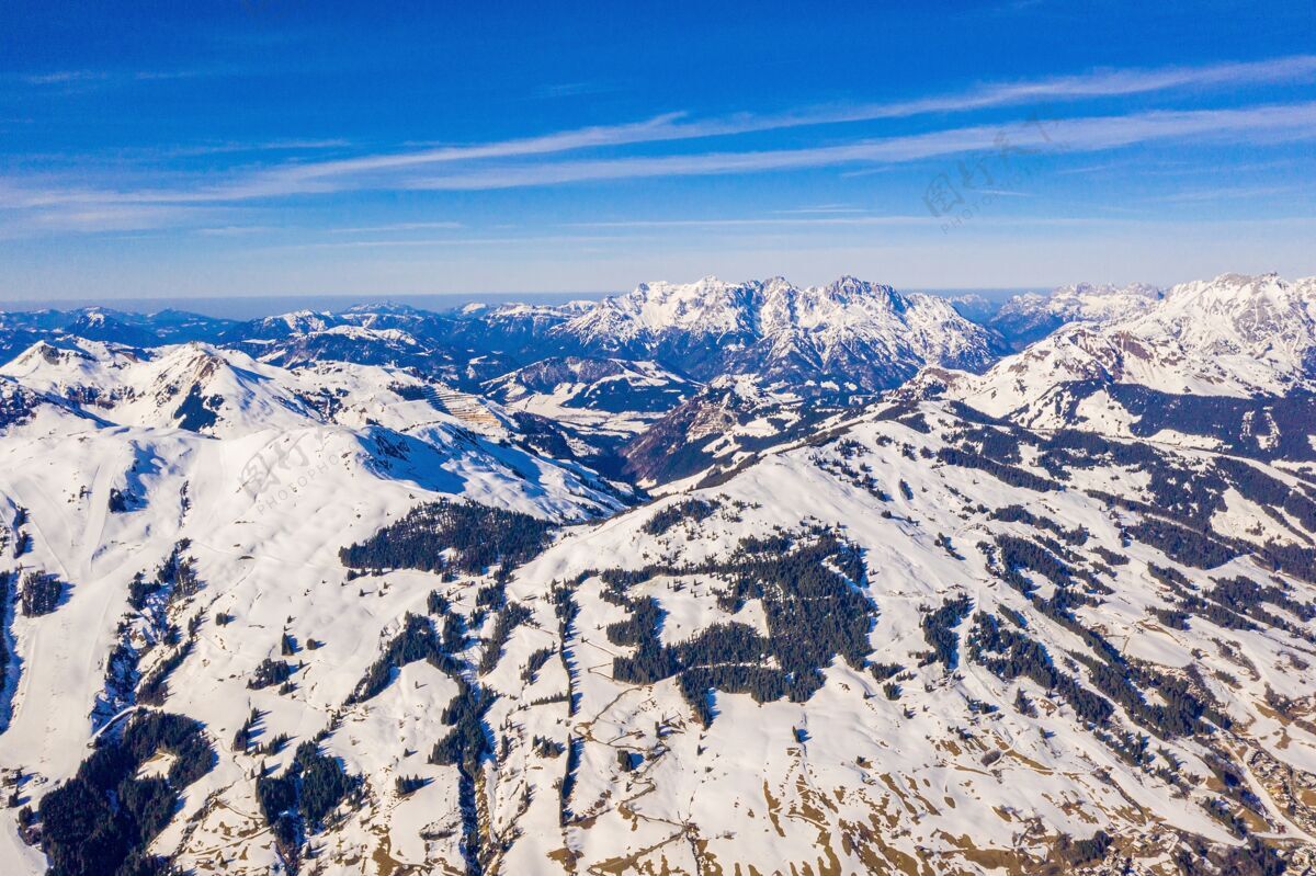 雪在奥地利拍摄的覆盖着白雪的山区景色令人叹为观止高山全景景色