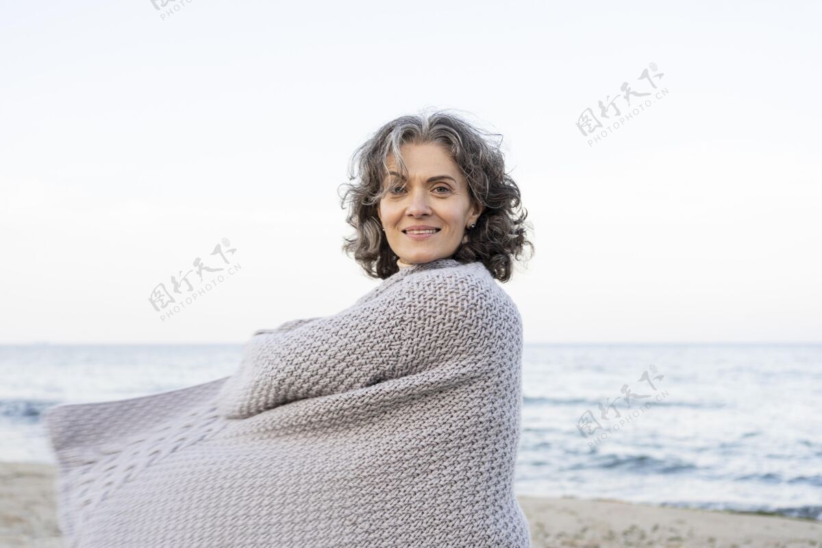 女人美丽的老年妇女享受她的时间在海滩上海滩老年人老年人