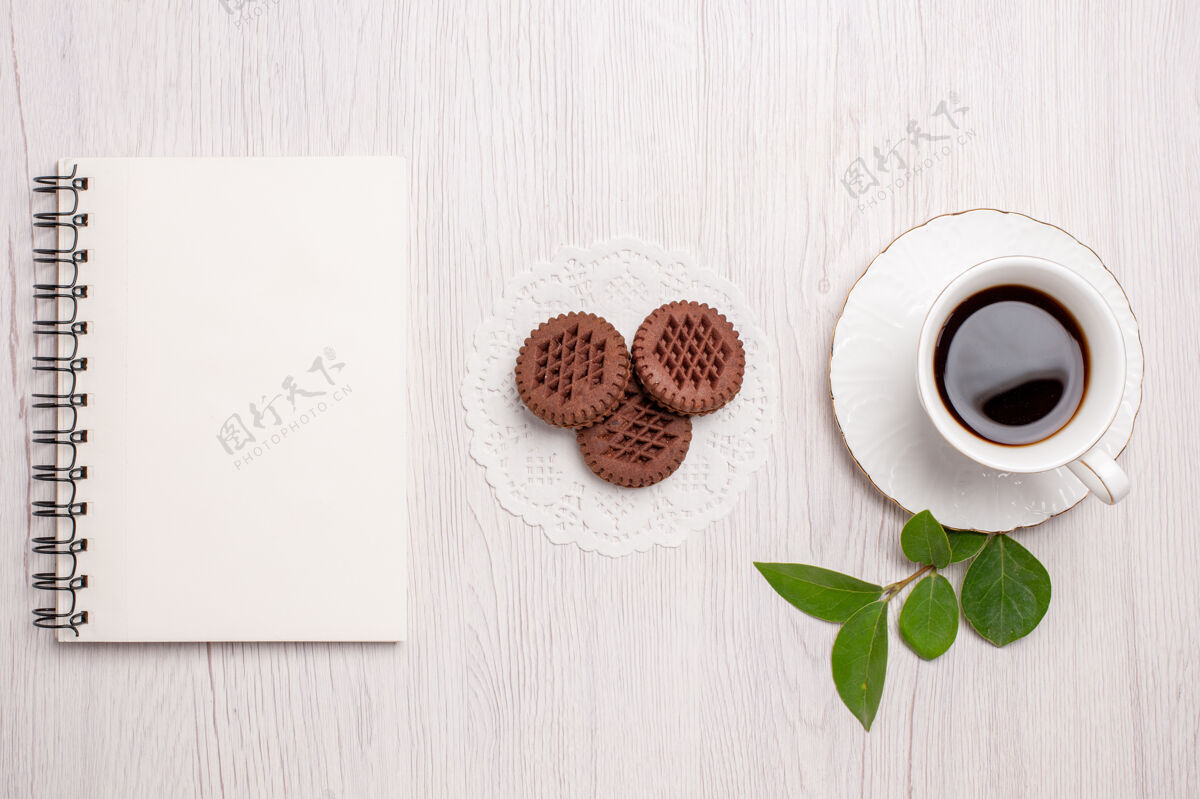 饼干顶视图一杯茶 白色桌面上有巧克力饼干糖茶饼干甜饼干茶杯糖咖啡