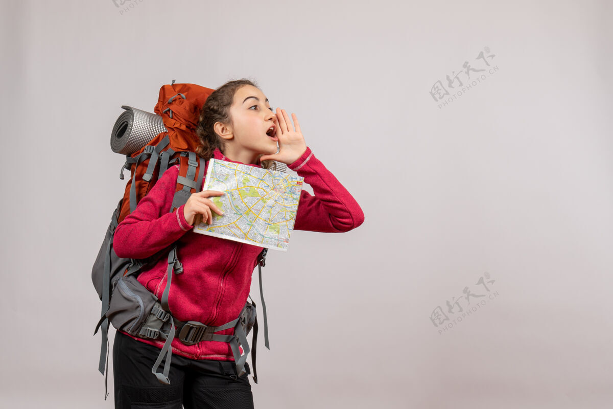 旅游正面图：年轻的旅行者背着大背包 拿着地图在叫人可爱人地图