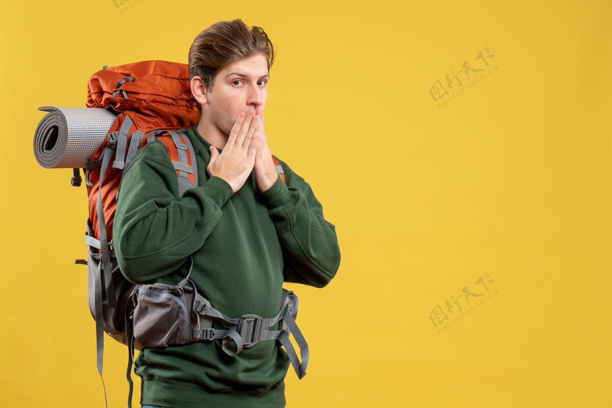 漂亮正面图年轻男子背着背包准备远足情感颜色度假