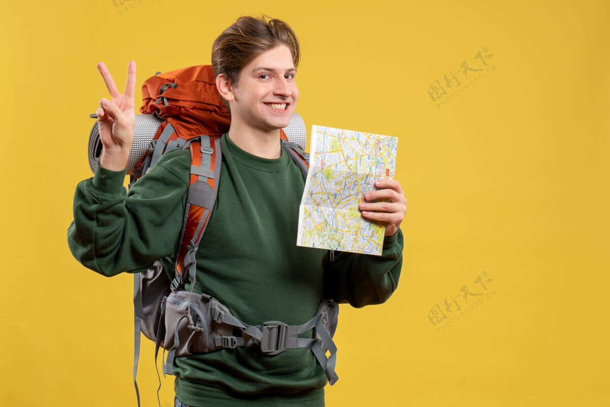 自然正面图年轻男子背着背包拿着地图家伙旅游控股