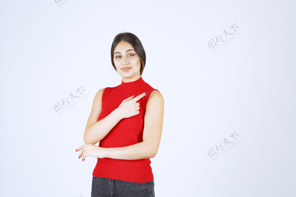 女性穿红衬衫的女孩指着右边方向服装女人